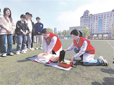 圖為山西醫(yī)科大學(xué)第一醫(yī)院急救培訓(xùn)團(tuán)隊教師正在進(jìn)行急救技能教學(xué)。受訪者供圖