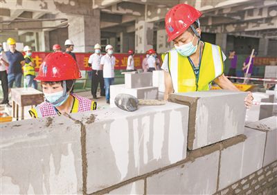 在湖北省秭歸縣舉辦的“雲杰杯”建筑業(yè)職業(yè)技能競賽上，工人參加內牆體砌筑作業(yè)技能比賽。新華社發(fā)（鄭家裕攝）