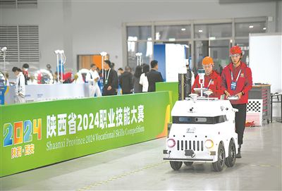 參賽選手在陝西省2024職業(yè)技能大賽新能源汽車智能化技術(shù)賽項(xiàng)比賽中。新華社記者 張博文攝